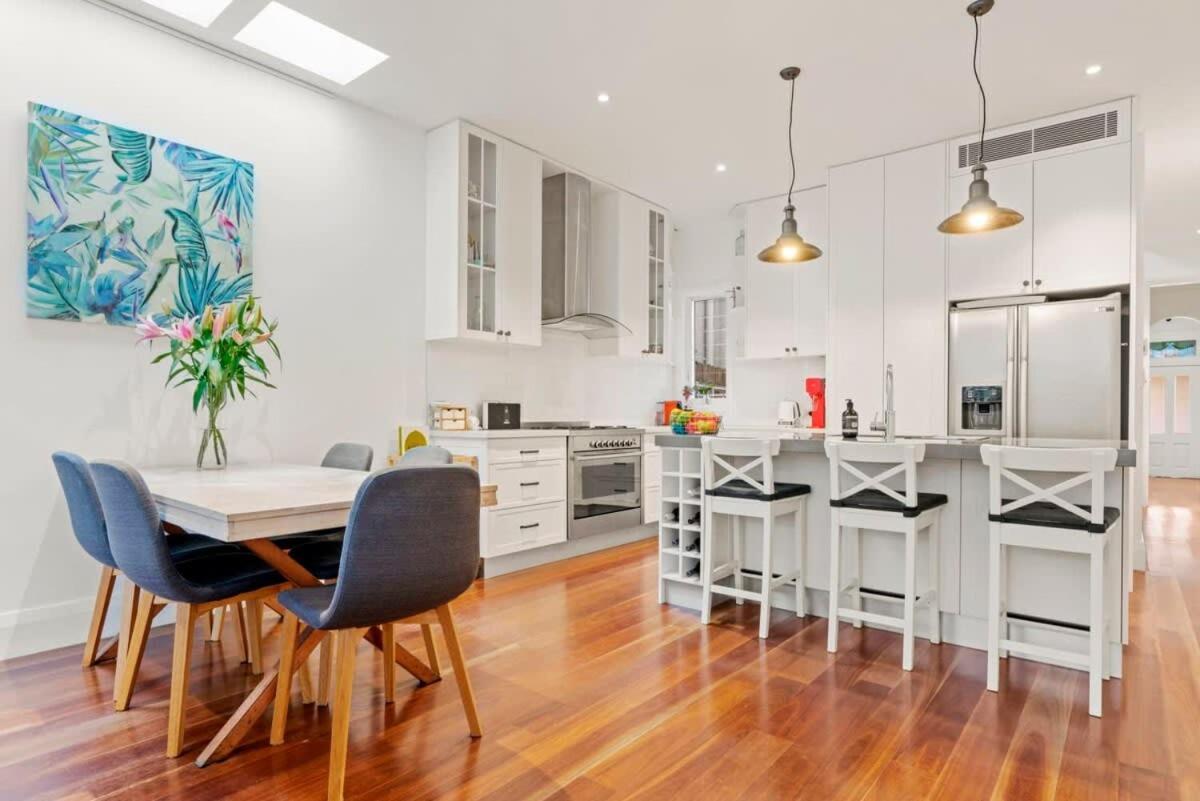 Bright Home In Trendy Newtown Close To The Park Sydney Bagian luar foto